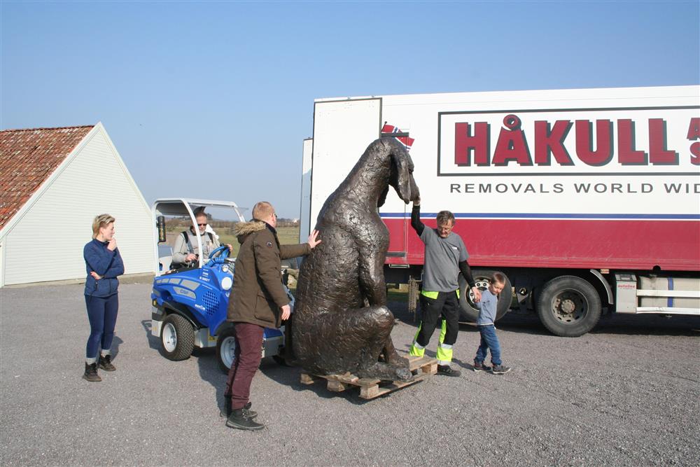 Petter Hepsø, Weltschmerz (stor) 2014. Under transport og plassering av skulpturen.  - Klikk for stort bilete
