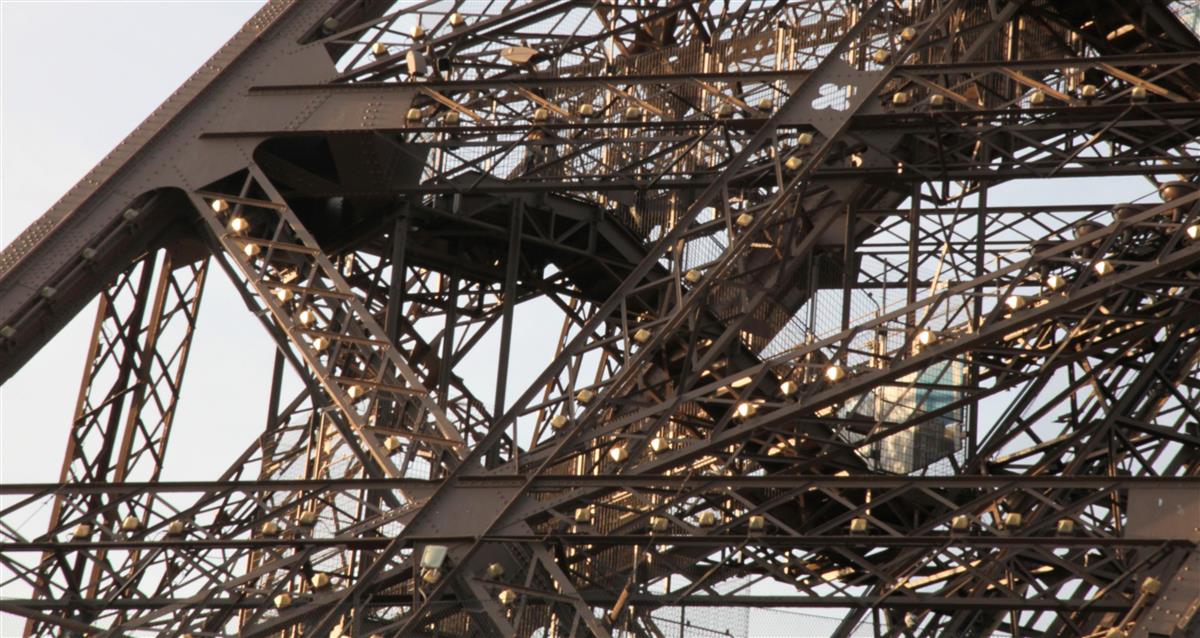 Nærbilde av Eiffeltårnet. Videostill - Klikk for stort bilete