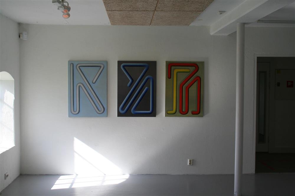 Foto av tre maleri i utstillinga. Abstrakte motiv. Sterke fargar.  - Klikk for stort bilete