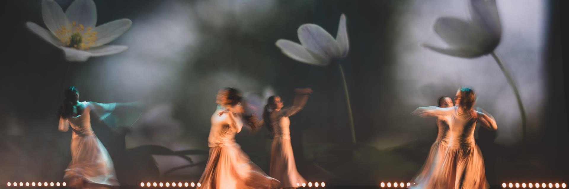 Foto frå ein danseforestilling med Hå kulturskule