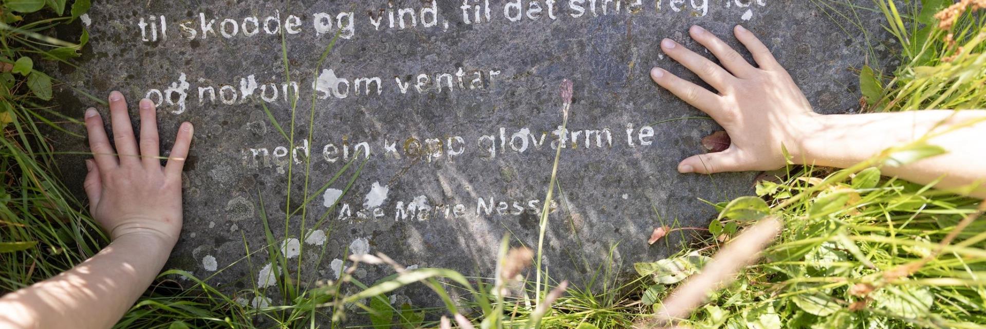 En av diktsteinene i «Diktarstien» Foto: Ingeborg Skrudland for Hå Kommune.