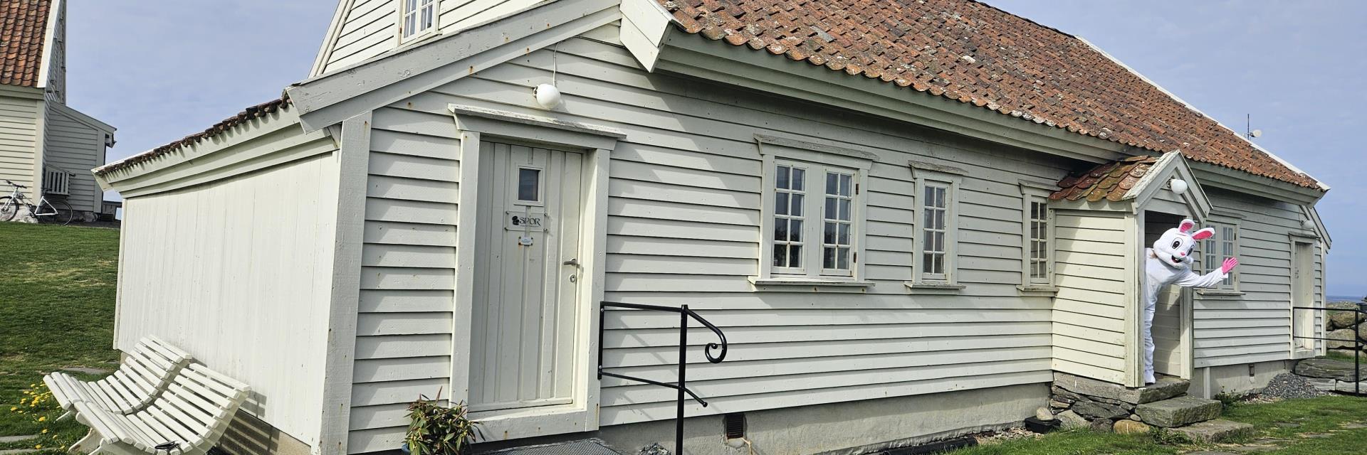 Påskeharen stående ved jærhuset på Hå gamle prestegard