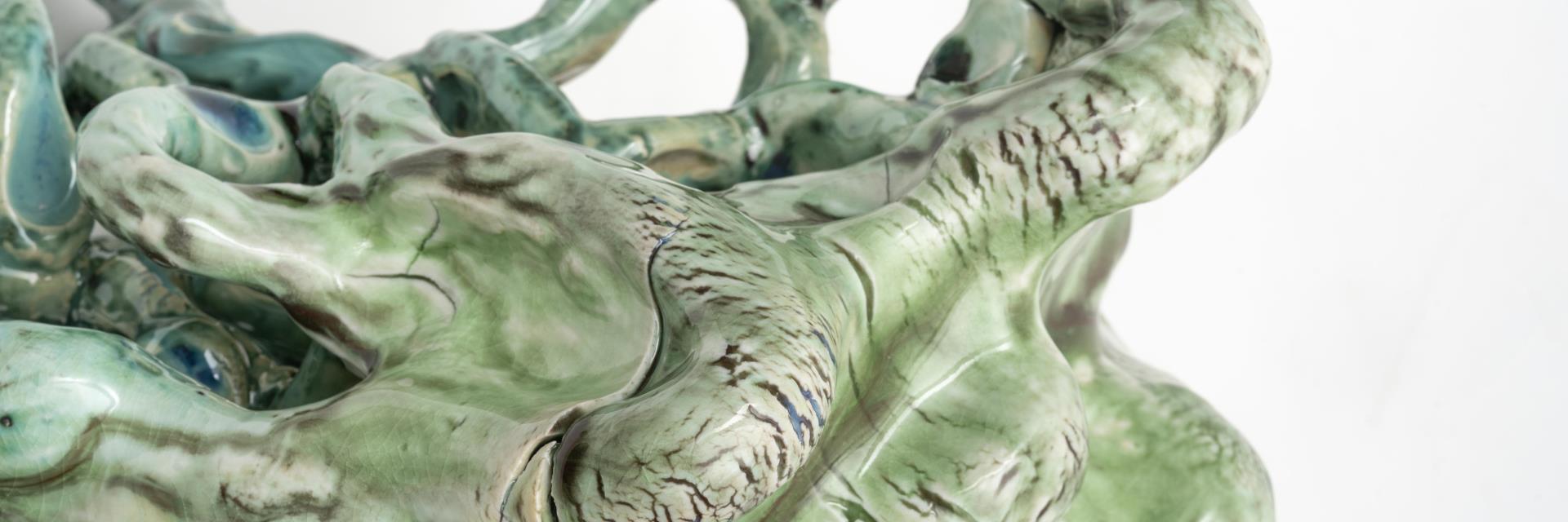 Ecdysis 4 (Hamskifte 4), Jingdezhen, 2024, H 35cm x W 27 cm, porselen og diverse glasurer.