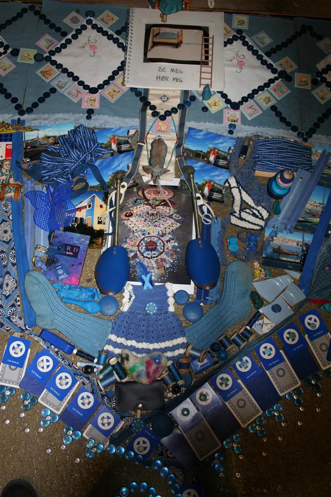 Installasjonsfoto. Gjenstander lagt i mønster etter form og farge. - Klikk for stort bilete