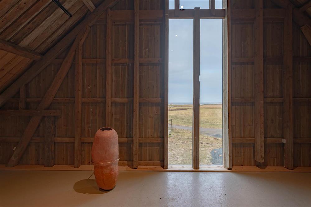Frå utstillings BOTNAR av kunstneren Gunnhild Torgersen. Skulpturer i leire, glass og stein - Klikk for stort bilete