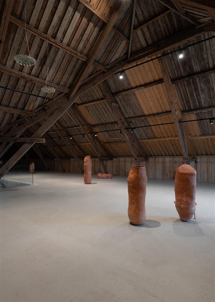 Frå utstillings BOTNAR av kunstneren Gunnhild Torgersen. Skulpturer i leire, glass og stein - Klikk for stort bilete