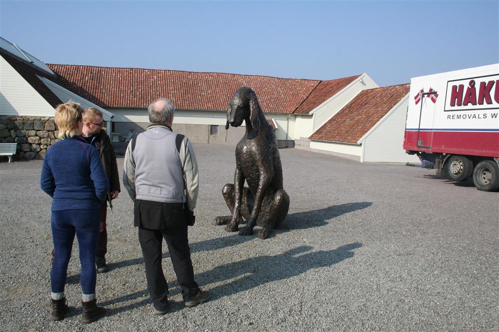 Petter Hepsø, Weltschmerz (stor) 2014. Utandørs skulptur av sittande hund.  - Klikk for stort bilete