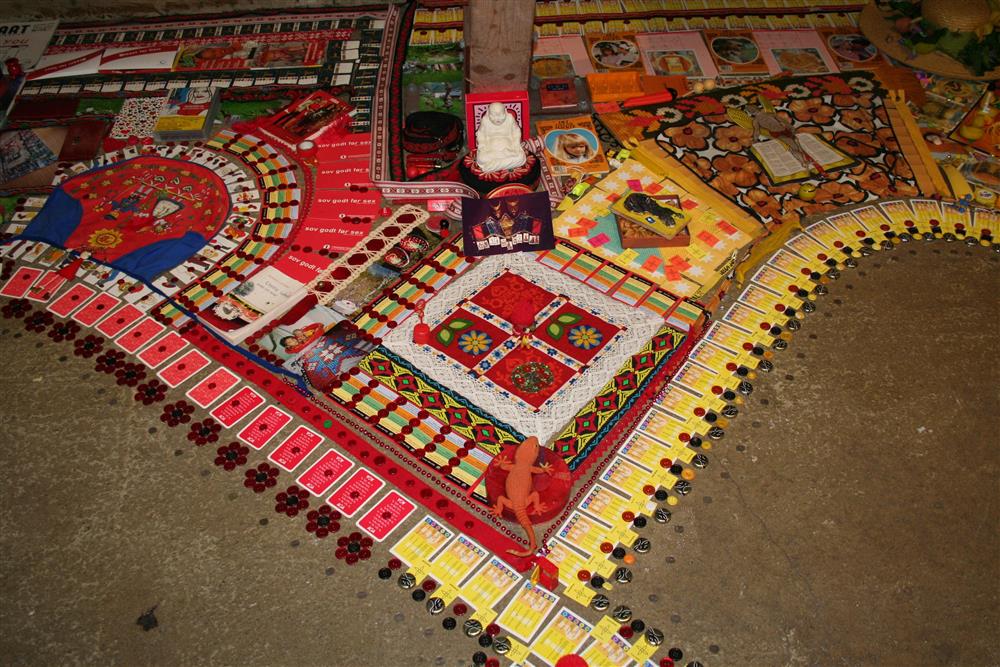 Installasjonsfoto. Gjenstander lagt i mønster etter form og farge. - Klikk for stort bilete