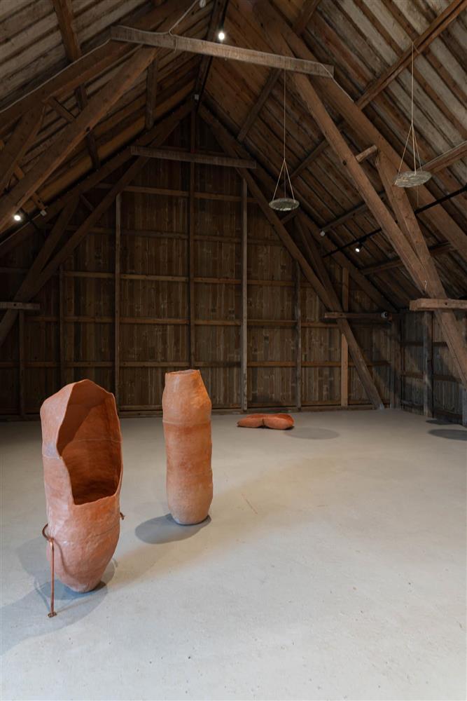 Frå utstillings BOTNAR av kunstneren Gunnhild Torgersen. Skulpturer i leire, glass og stein - Klikk for stort bilete