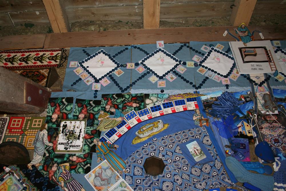 Installasjonsfoto. Gjenstander lagt i mønster etter form og farge. - Klikk for stort bilete