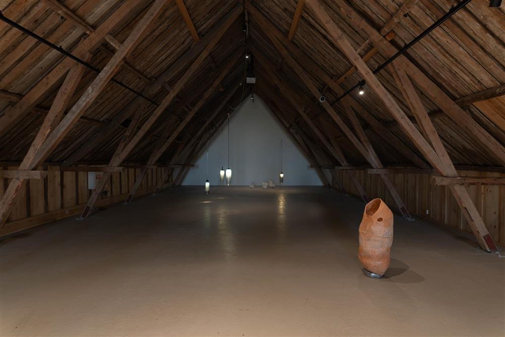 Frå utstillings BOTNAR av kunstneren Gunnhild Torgersen. Skulpturer i leire, glass og stein - Klikk for stort bilete
