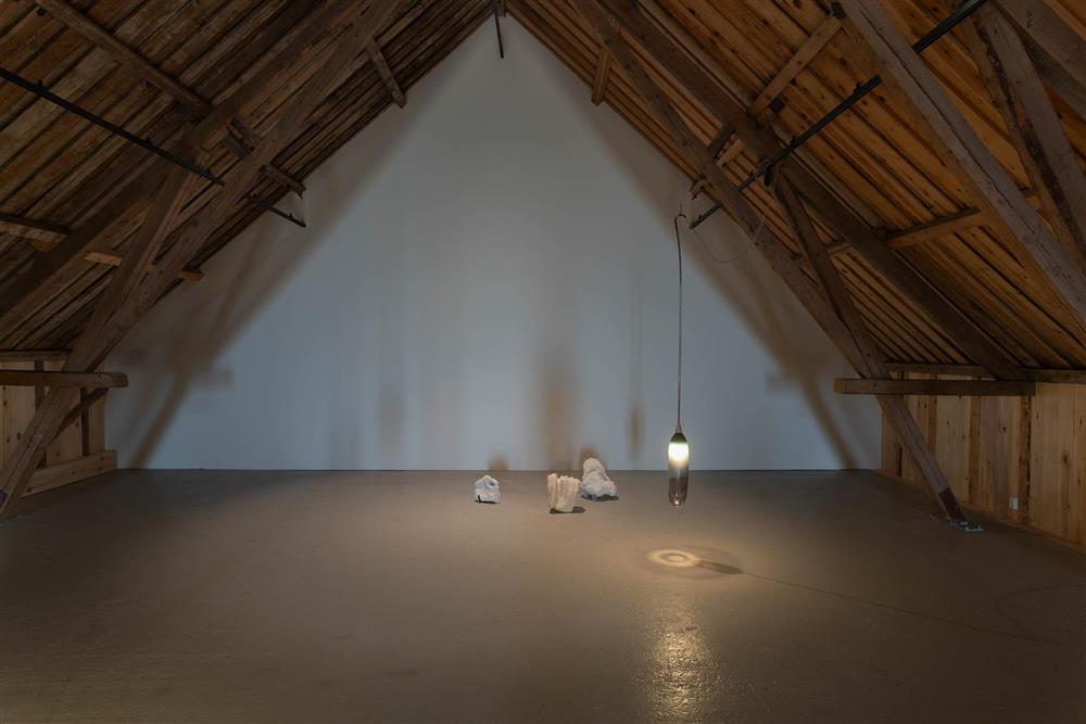 Frå utstillings BOTNAR av kunstneren Gunnhild Torgersen. Skulpturer i leire, glass og stein - Klikk for stort bilete