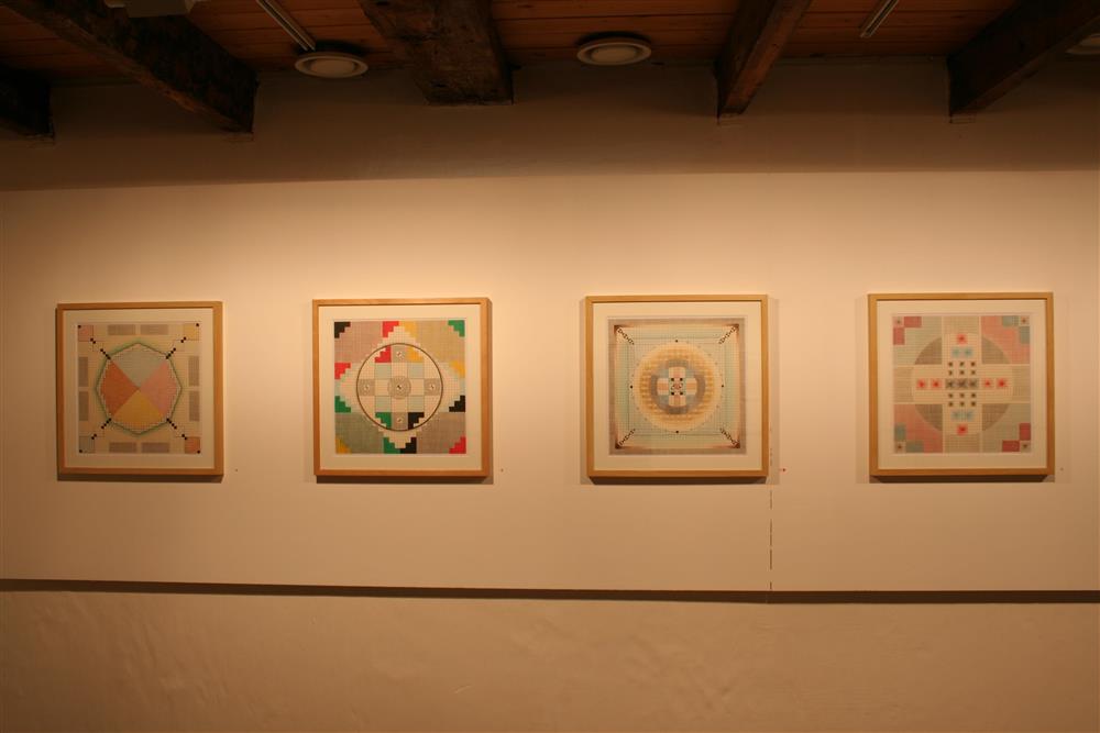 Installasjonsfoto frå utstillinga. Kvadratiske teikningar montert som frise rundt alle veggene i utstillingssalen. - Klikk for stort bilete