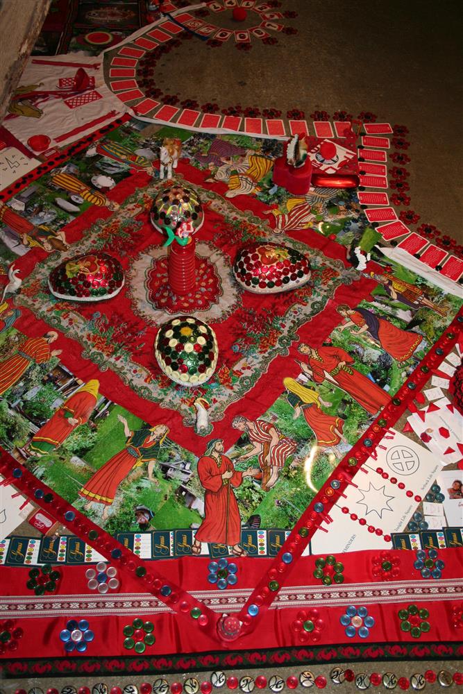 Installasjonsfoto. Gjenstander lagt i mønster etter form og farge. - Klikk for stort bilete