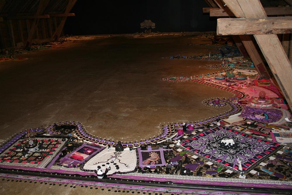 Installasjonsfoto. Gjenstander lagt i mønster etter form og farge. - Klikk for stort bilete