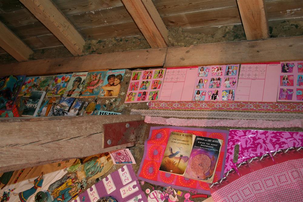 Installasjonsfoto. Gjenstander lagt i mønster etter form og farge. - Klikk for stort bilete