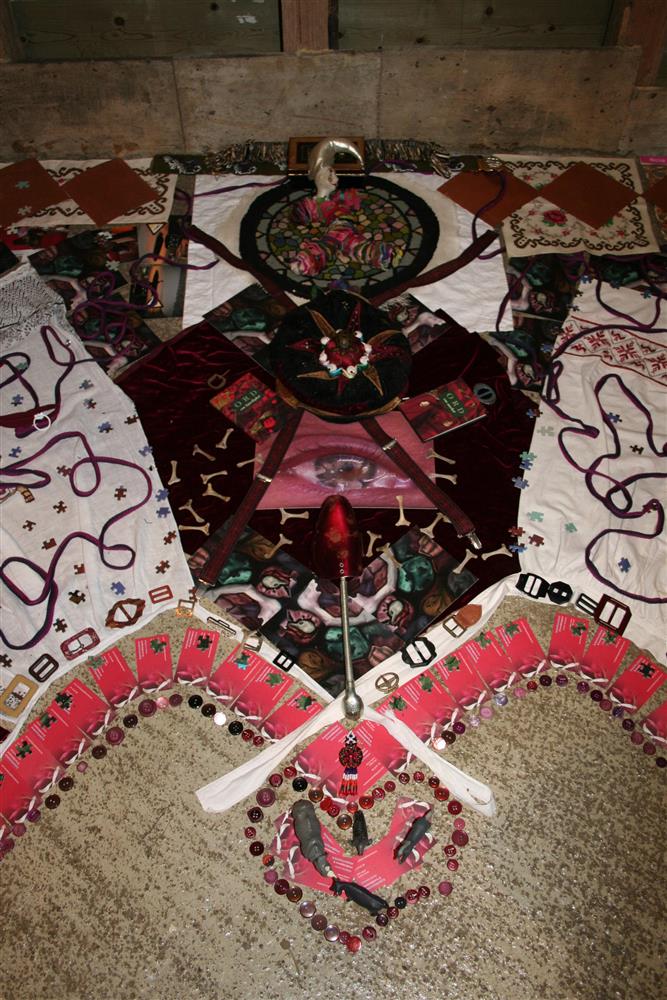 Installasjonsfoto. Gjenstander lagt i mønster etter form og farge. - Klikk for stort bilete