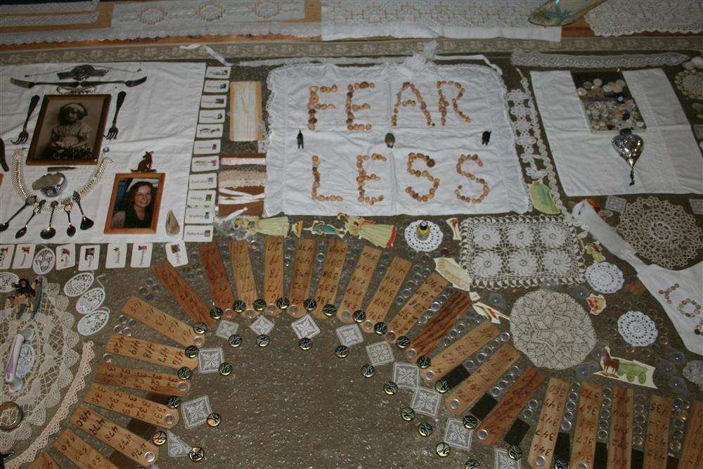 Installasjonsfoto. Gjenstander lagt i mønster etter form og farge. - Klikk for stort bilete