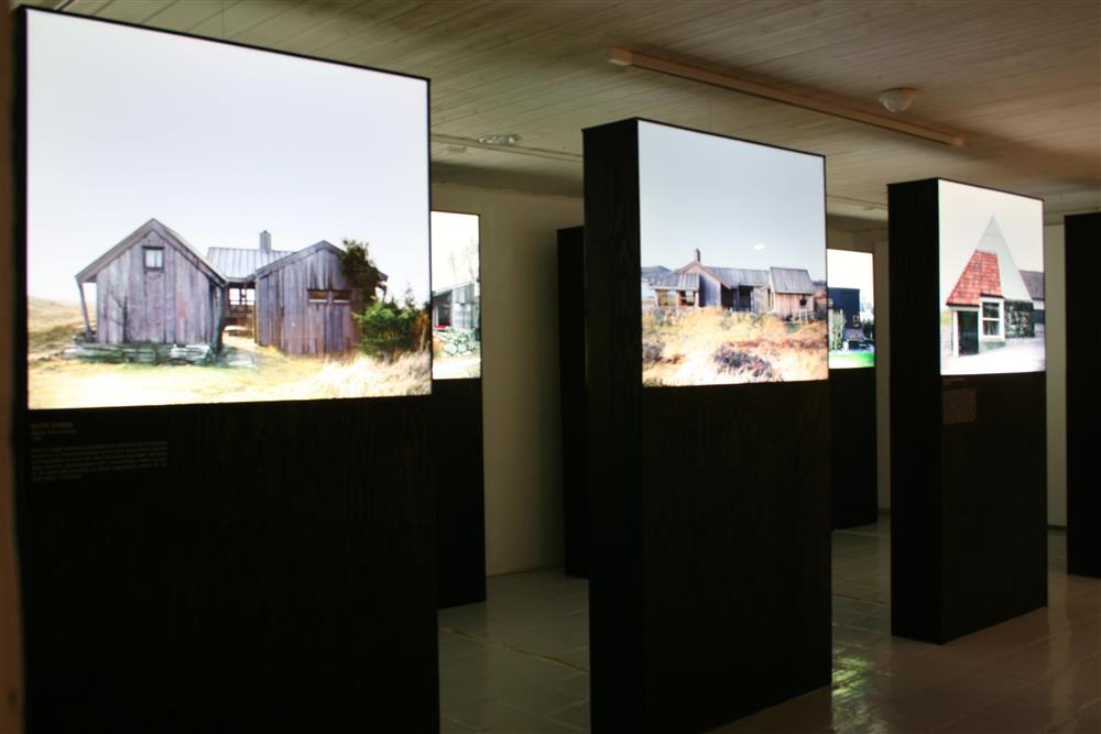 Installasjonsfoto frå utstillinga. Boksar med store foto av bygg av Per Line. - Klikk for stort bilete