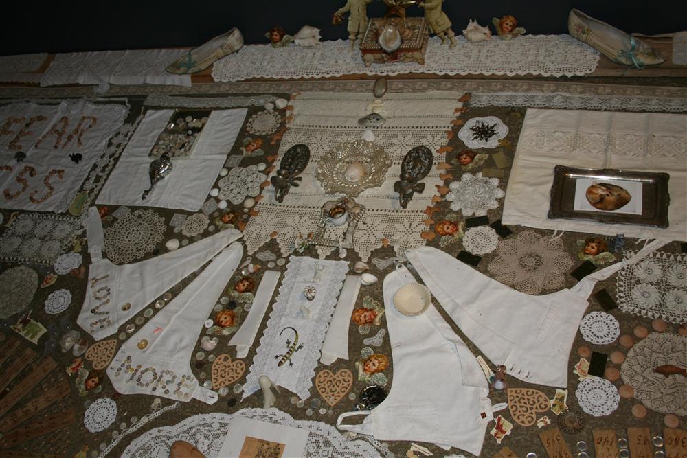 Installasjonsfoto. Gjenstander lagt i mønster etter form og farge. - Klikk for stort bilete