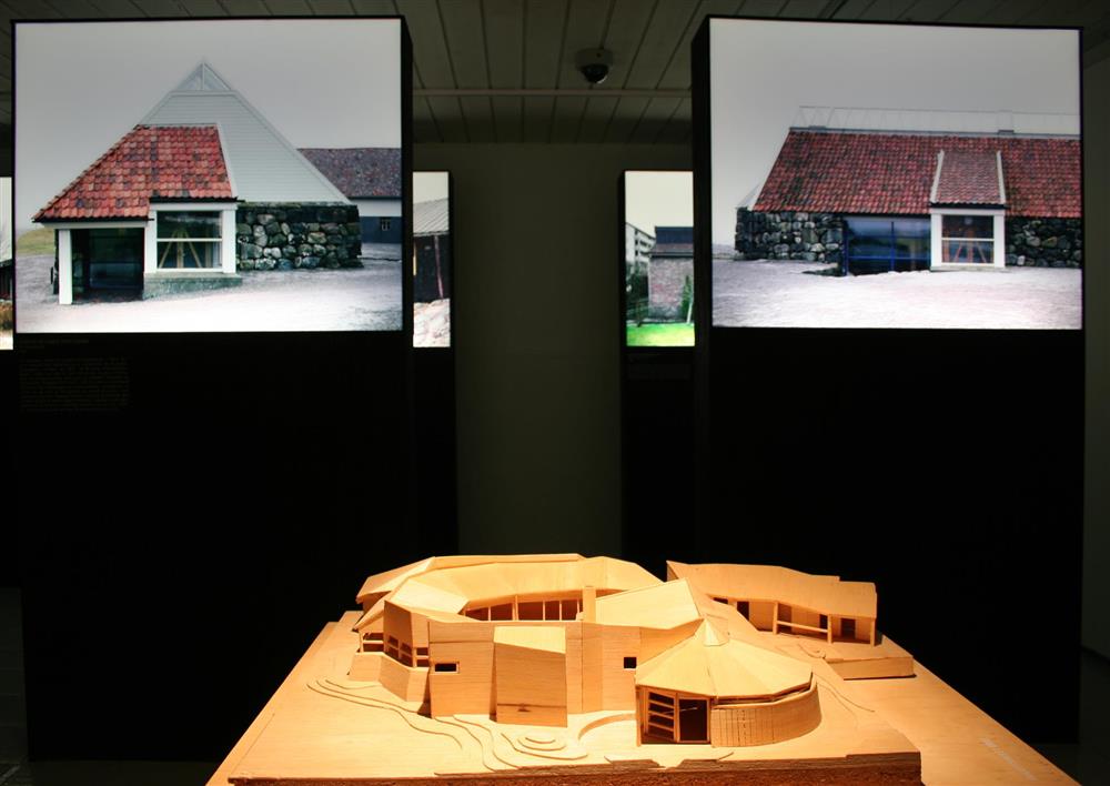 Installasjonsfoto frå utstillinga. Boksar med store foto av bygg av Per Line. - Klikk for stort bilete