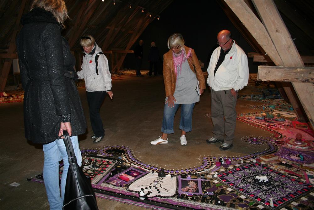 Gjester som studerer utstillinga. - Klikk for stort bilete