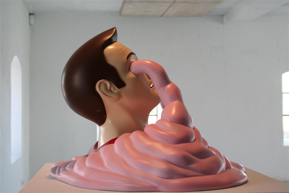 Installasjonsfoto. Figur av hovud med rosa masse som kjem ut av augo.  - Klikk for stort bilete