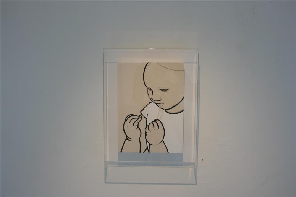 Kvinne som ser på hendene sine. Teikning. - Klikk for stort bilete