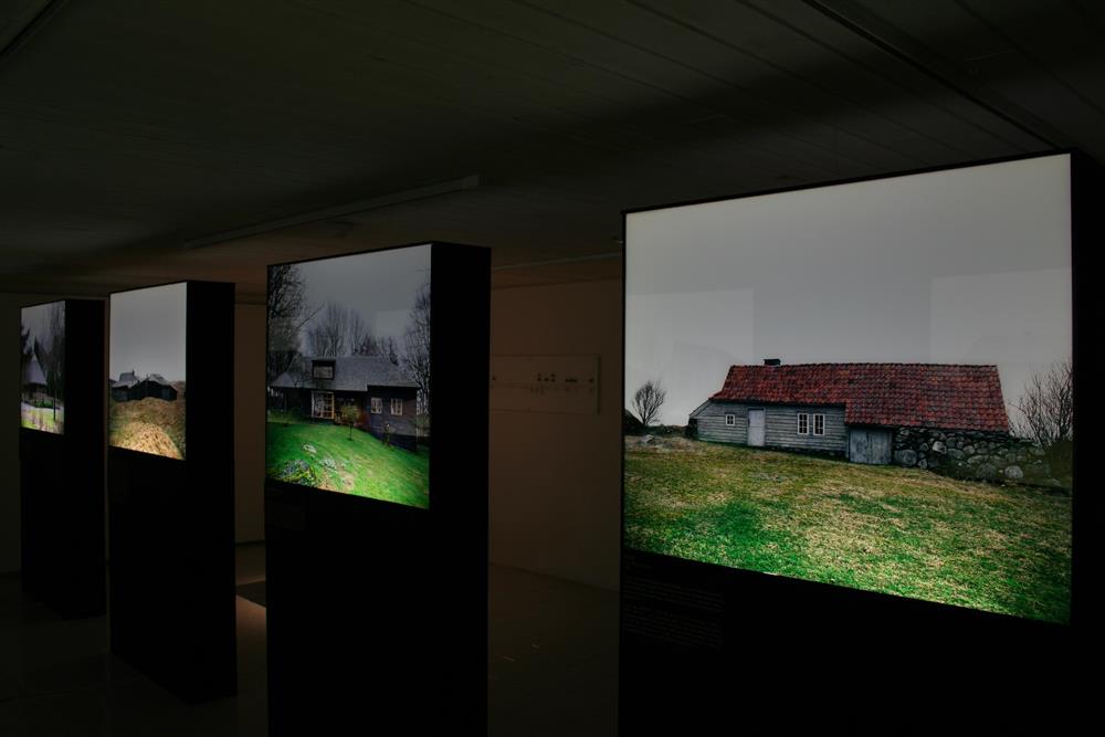 Installasjonsfoto frå utstillinga. Boksar med store foto av bygg av Per Line. - Klikk for stort bilete