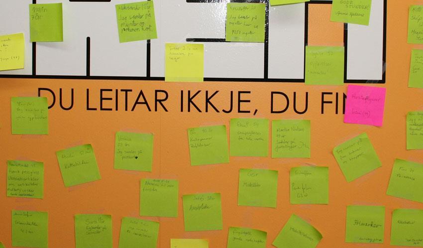 Post-it lappar med ting som gjestene samlar på - Klikk for stort bilete