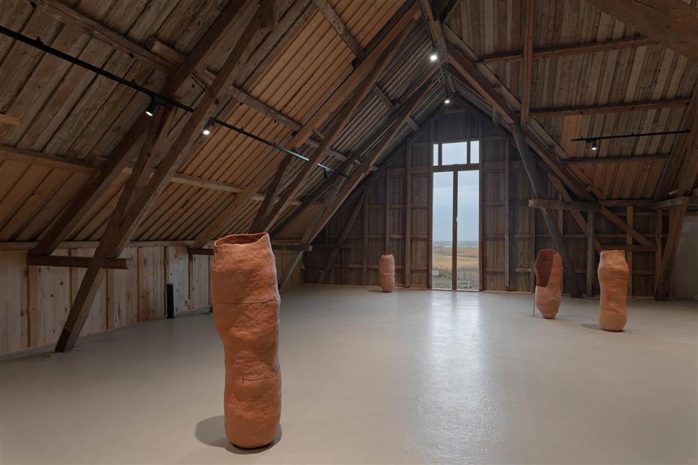 Frå utstillings BOTNAR av kunstneren Gunnhild Torgersen. Skulpturer i leire, glass og stein - Klikk for stort bilete