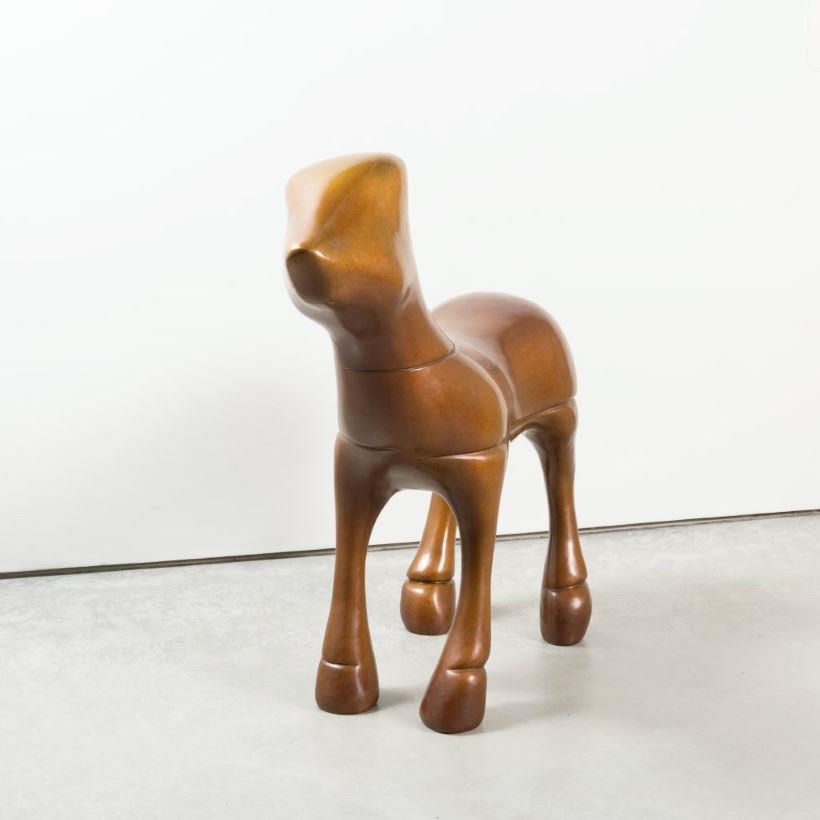 Petter Hepsø. Skulptur av hund med forenkla former. - Klikk for stort bilete