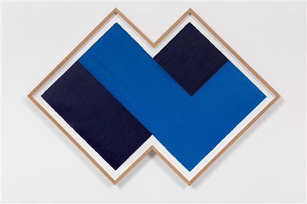 Verket Irregular Shapes av Anders Sletvold Moe. Geometriske former i blått og svart 