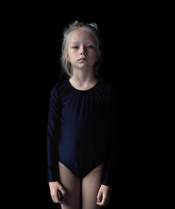 Nelli Palomäki. Portrett av alvorlig  jente i blå turndrakt. 