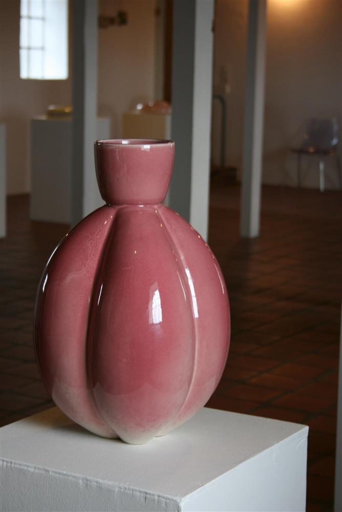 Keramisk vaseforma figur med rosa glasur  - Klikk for stort bilete