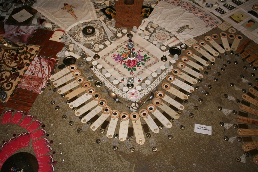 Installasjonsfoto. Gjenstander lagt i mønster etter form og farge. - Klikk for stort bilete