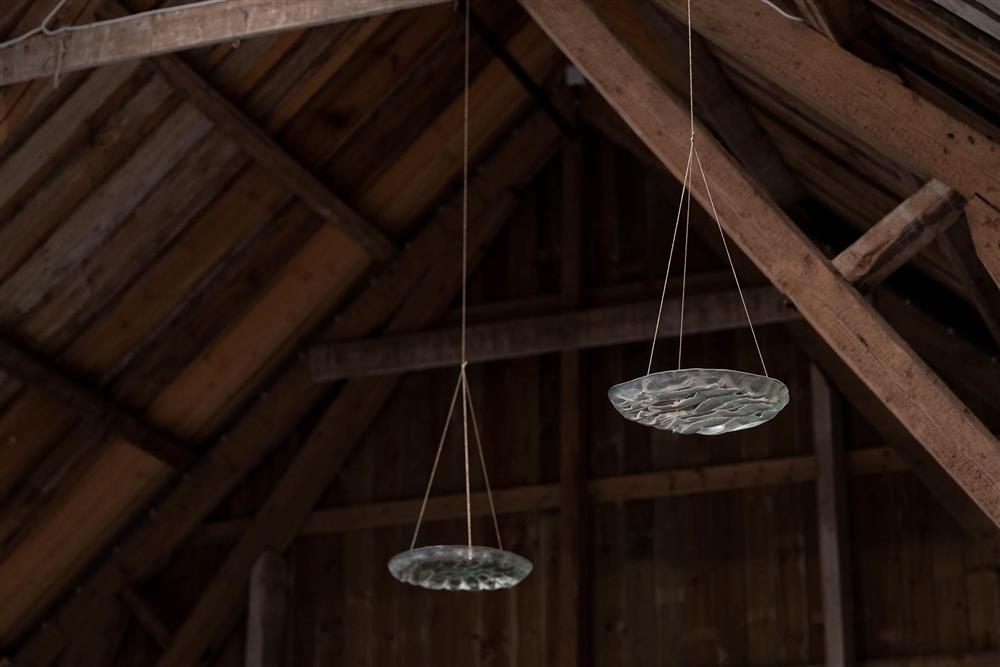 Frå utstillings BOTNAR av kunstneren Gunnhild Torgersen. Skulpturer i leire, glass og stein - Klikk for stort bilete