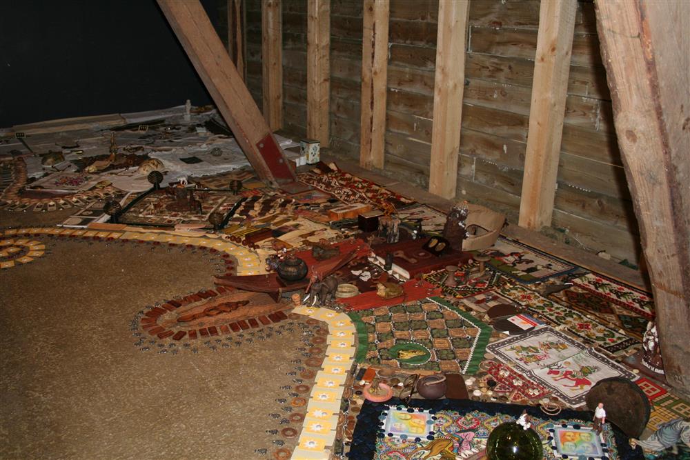 Installasjonsfoto. Gjenstander lagt i mønster etter form og farge. - Klikk for stort bilete