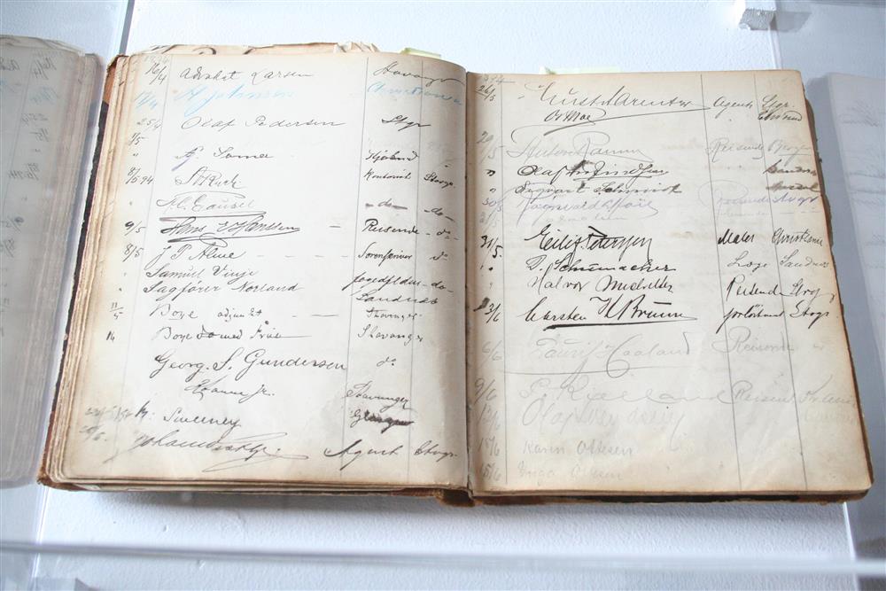 Gjesteboka ved Bellesens Gjæstgiveri, mai 1884 med signatur av Eilif Peterssen  - Klikk for stort bilete