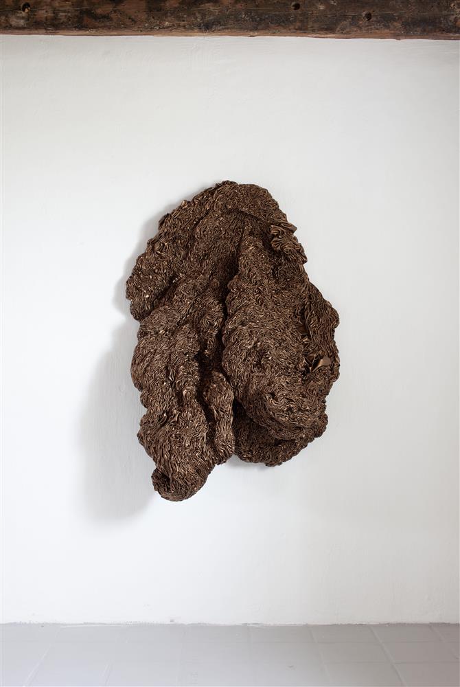 Kunstnar Hanne Friis og kunstnar Anne-Karin Furunes med utstillinga TIL FYRET. Installasjon, maleri, skulptur - Klikk for stort bilete