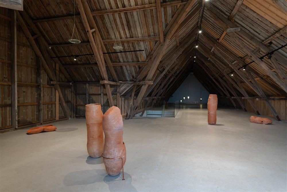 Frå utstillings BOTNAR av kunstneren Gunnhild Torgersen. Skulpturer i leire, glass og stein - Klikk for stort bilete