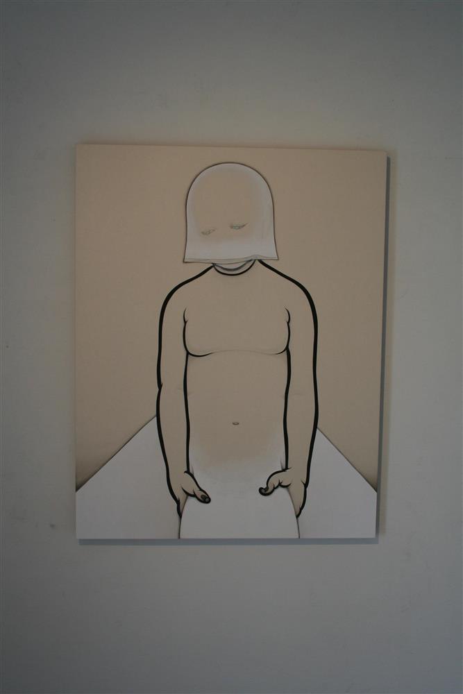 Ein naivistisk teikna figur med hette over hovudet og ei form mellom hendene - Klikk for stort bilete