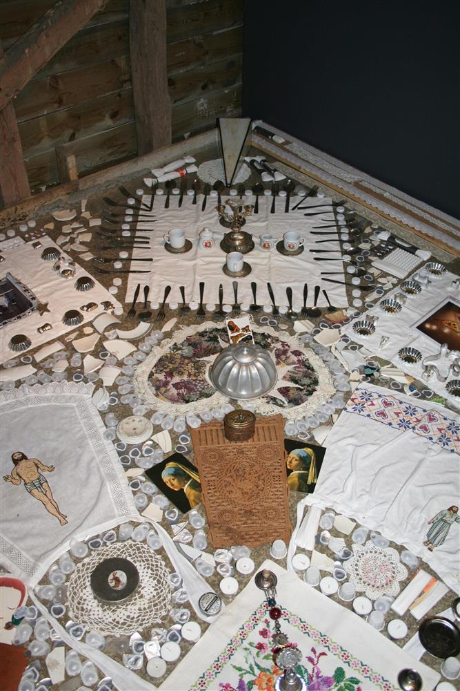 Installasjonsfoto. Gjenstander lagt i mønster etter form og farge. - Klikk for stort bilete