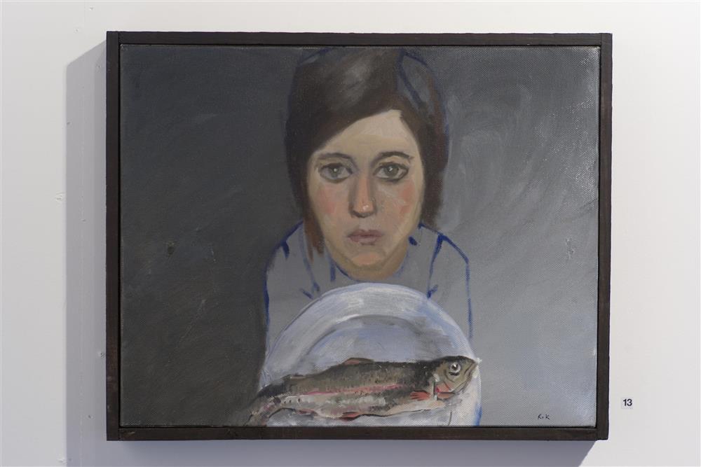 Maleri av kvinne med fisk på fat  - Klikk for stort bilete