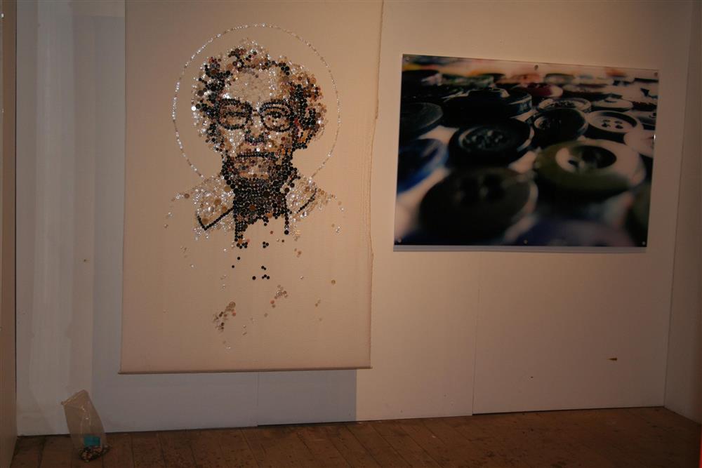 Installasjonsfoto frå utstillinga Samlaren. Portrett laga av samlinga av knappar. - Klikk for stort bilete