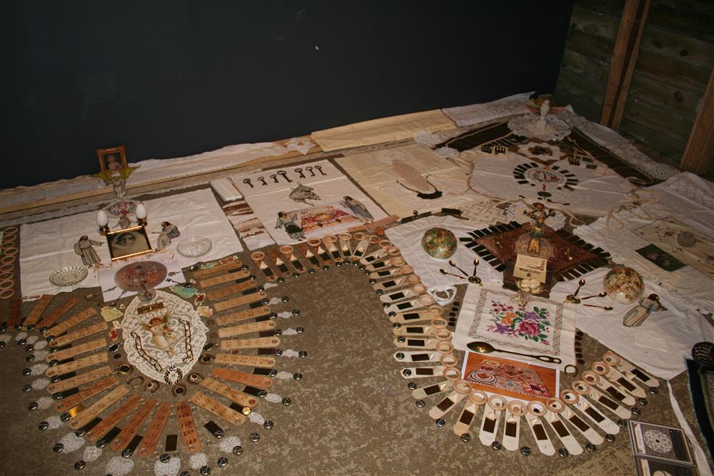 Installasjonsfoto. Gjenstander lagt i mønster etter form og farge. - Klikk for stort bilete